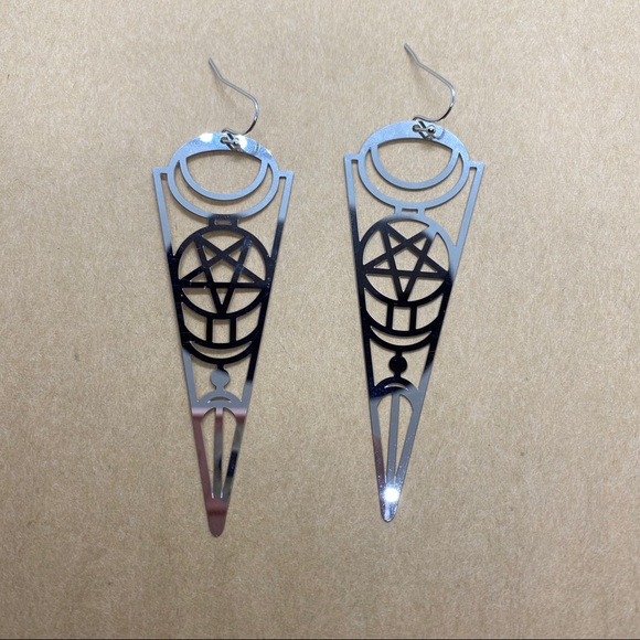 The Pentagram Moon Phase Spell Silver Earrings 🔮 - Picture 2 of 6